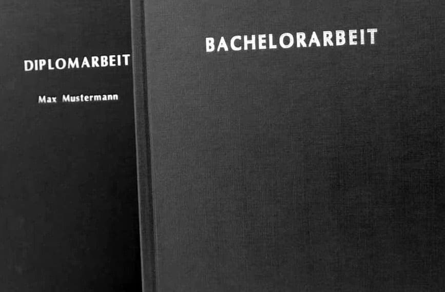 Zwei gebundene Hardcover-Abschlussarbeiten mit weißer Prägung — Diplomarbeit und Bachelorarbeit