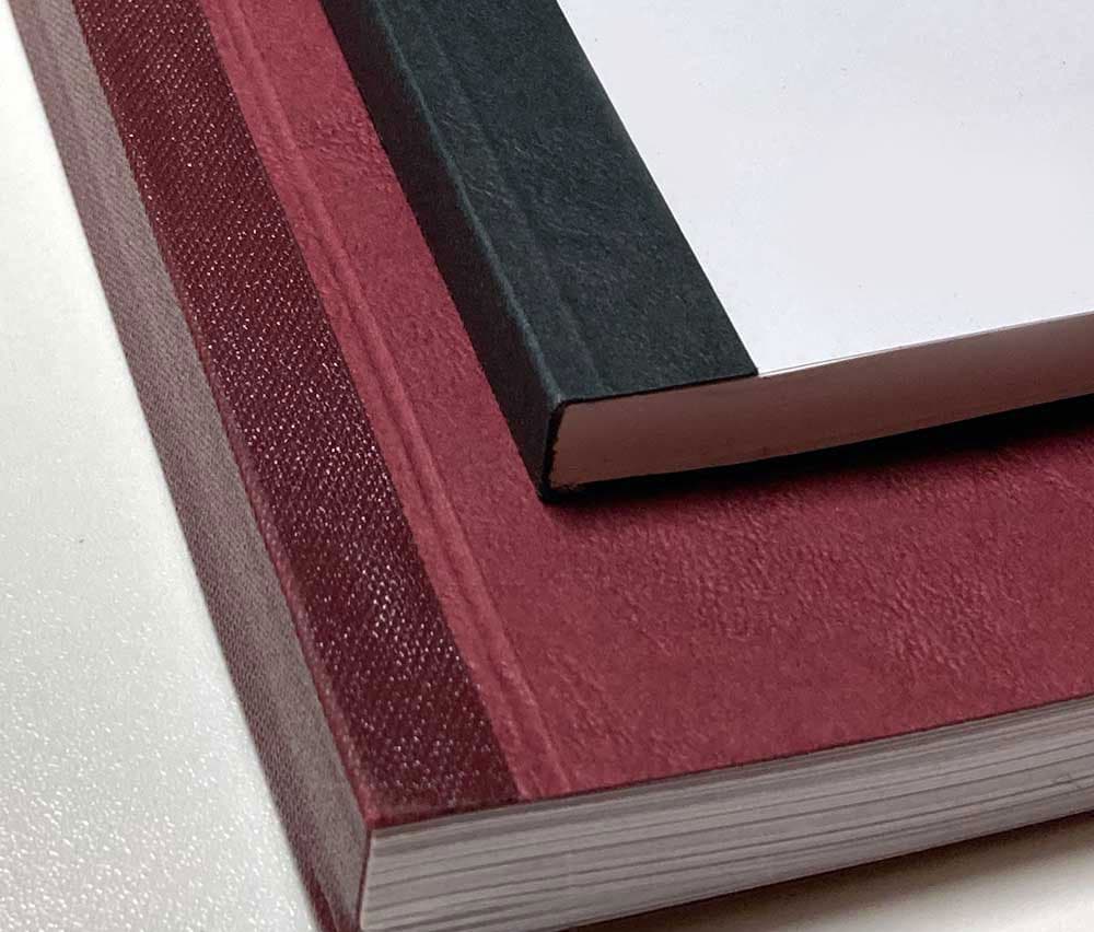 Softcover-Bindung in Bordeaux und Schwarz, Detailaufnahme